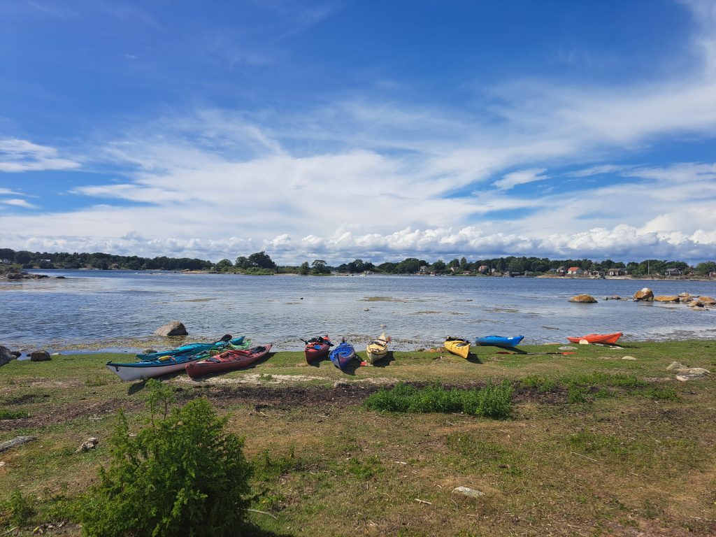 Kajaks am Ufer einer Schäreninsel