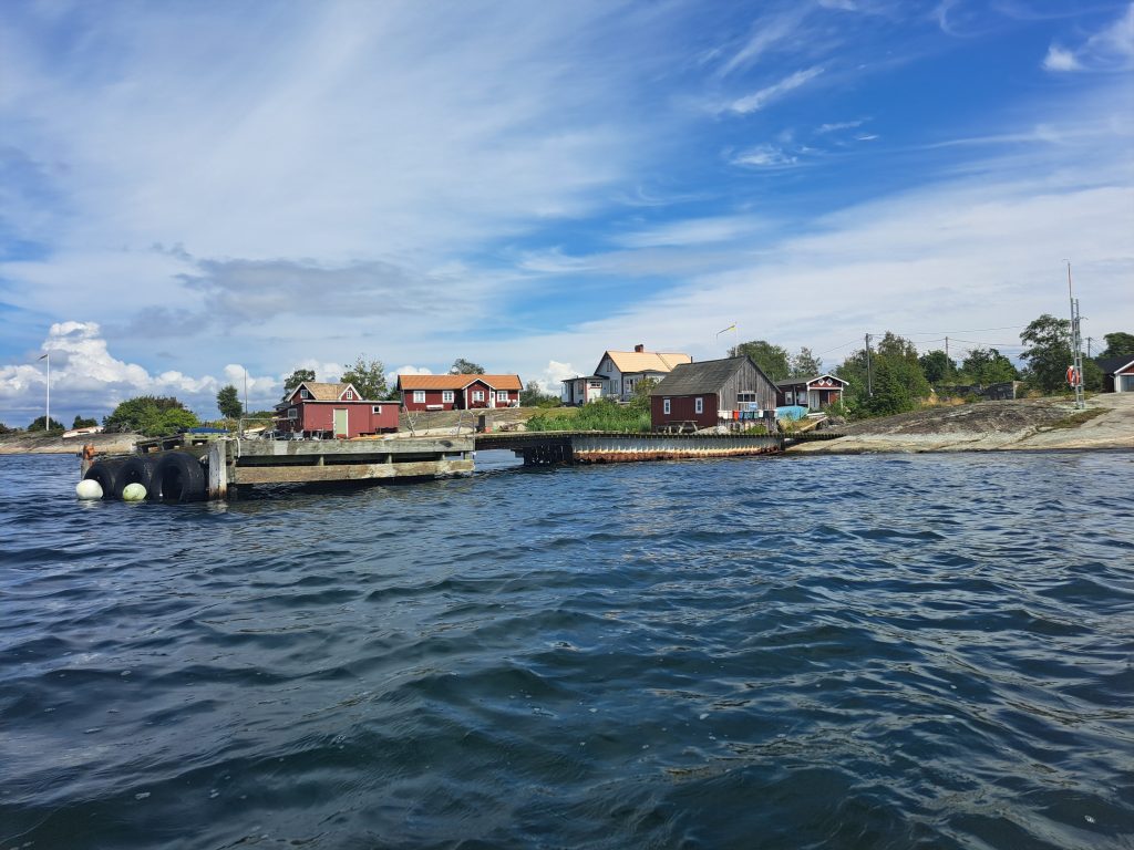 Kleiner Hafen mit roten Häusern in Südschweden