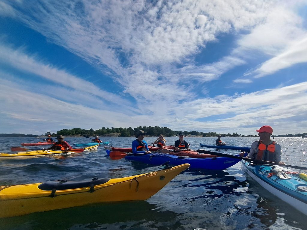 Kajakgruppe zwischen den Schären in Schweden