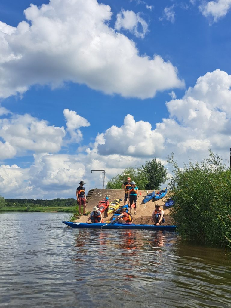 Die Gruppe startet an der Rampe in Hodenhagen