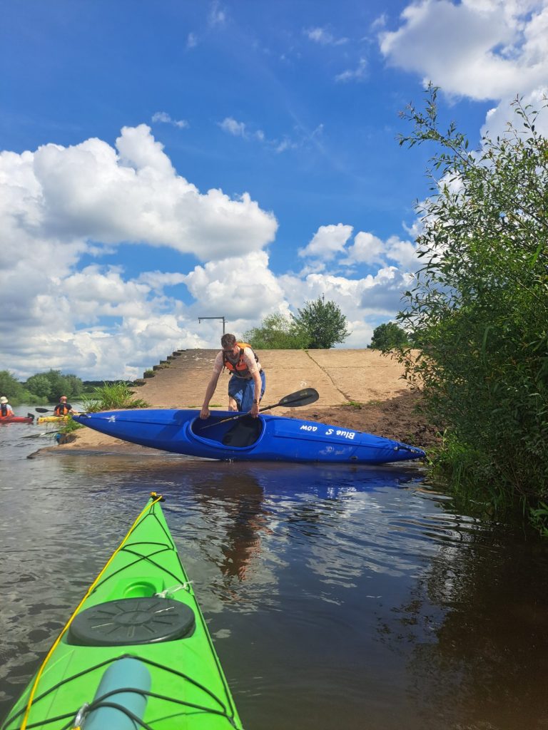 Ein Paddler setzt sein Kajak an der Rampe ein