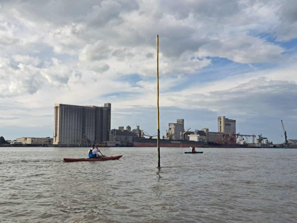 Paddler auf der Weser vor den Industrieanlagen in Brake