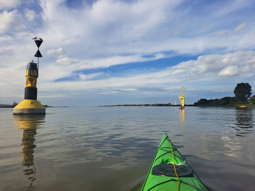 Fahrwassertonne auf der spiegelglatten Weser