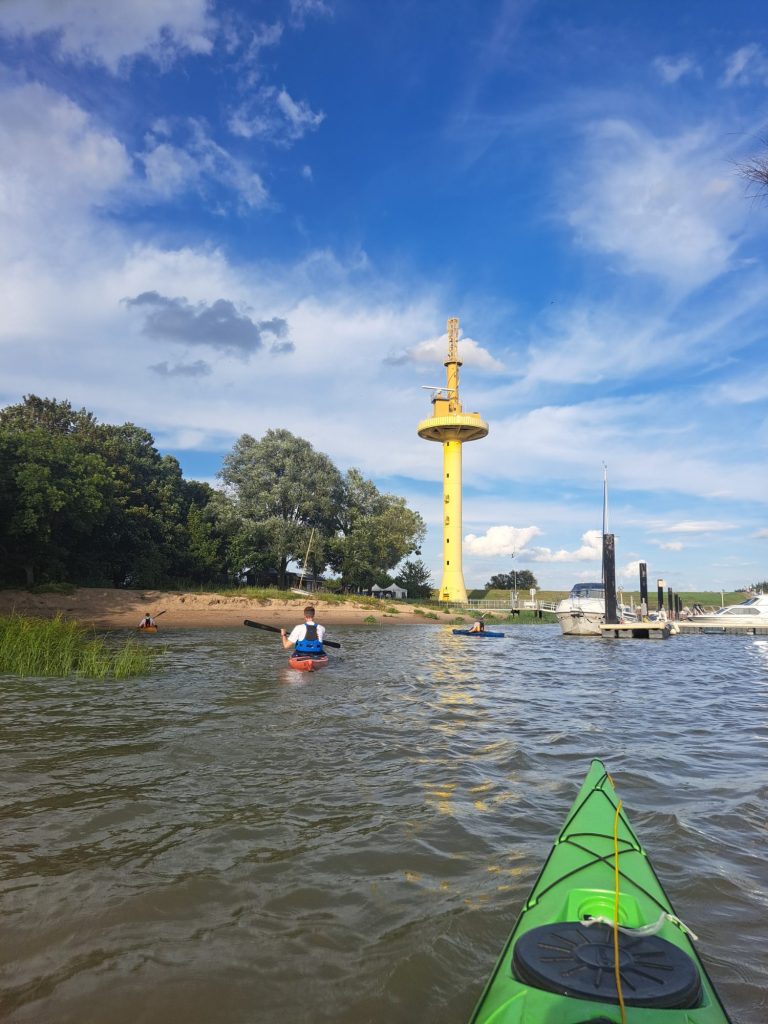 Ruhige Rückfahrt auf der Weser mit Radarturm am Ufer