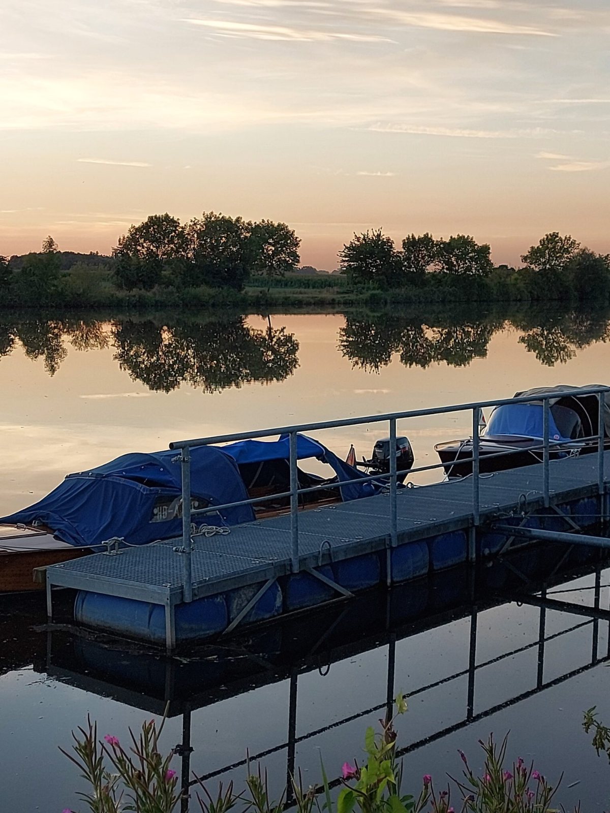Motorboote des SC Blockland am Steg im Abendlicht