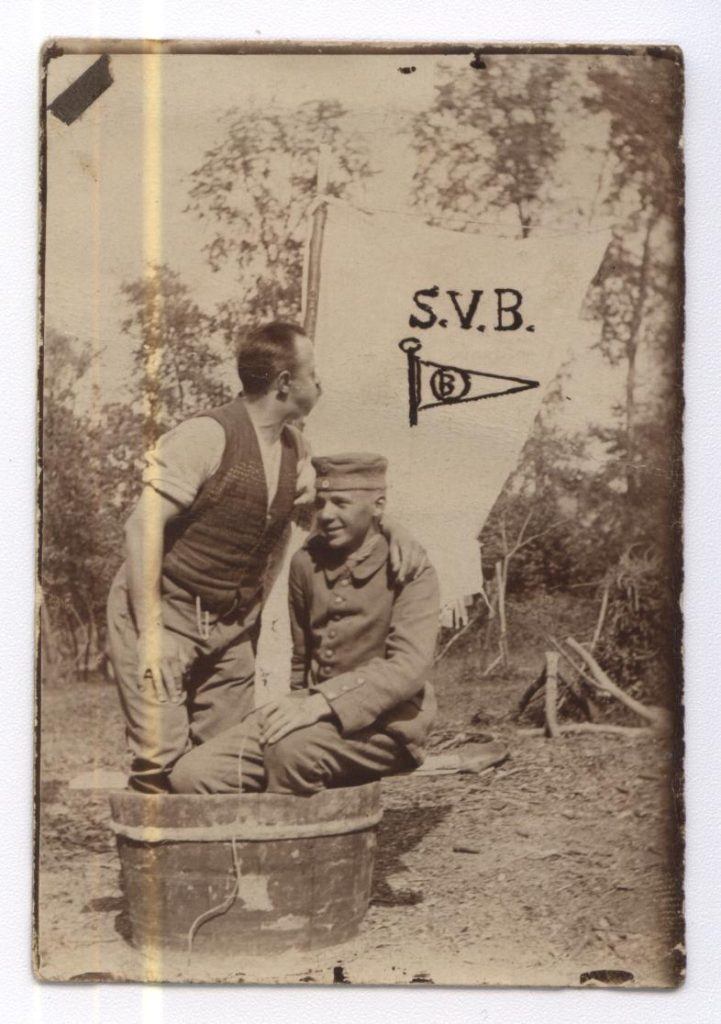 Frühe Vereinsmitglieder mit dem S.V.B.-Wimpel