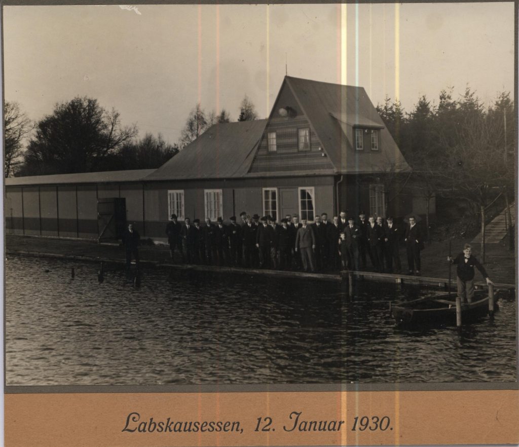 Mitglieder vor dem Bootshaus beim Labskausessen am 12. Januar 1930