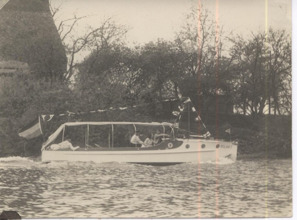 Das Motorboot Roland auf dem Torfkanal